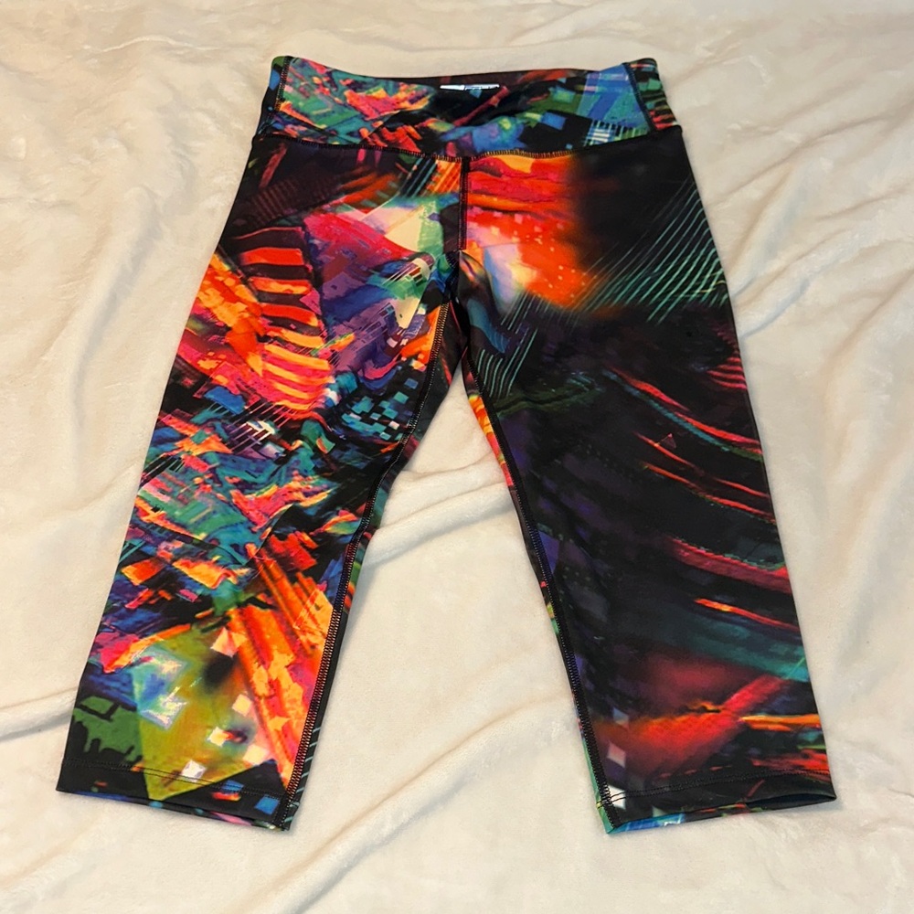 Vibrant Multicolor Abstract Print Capri Leggings